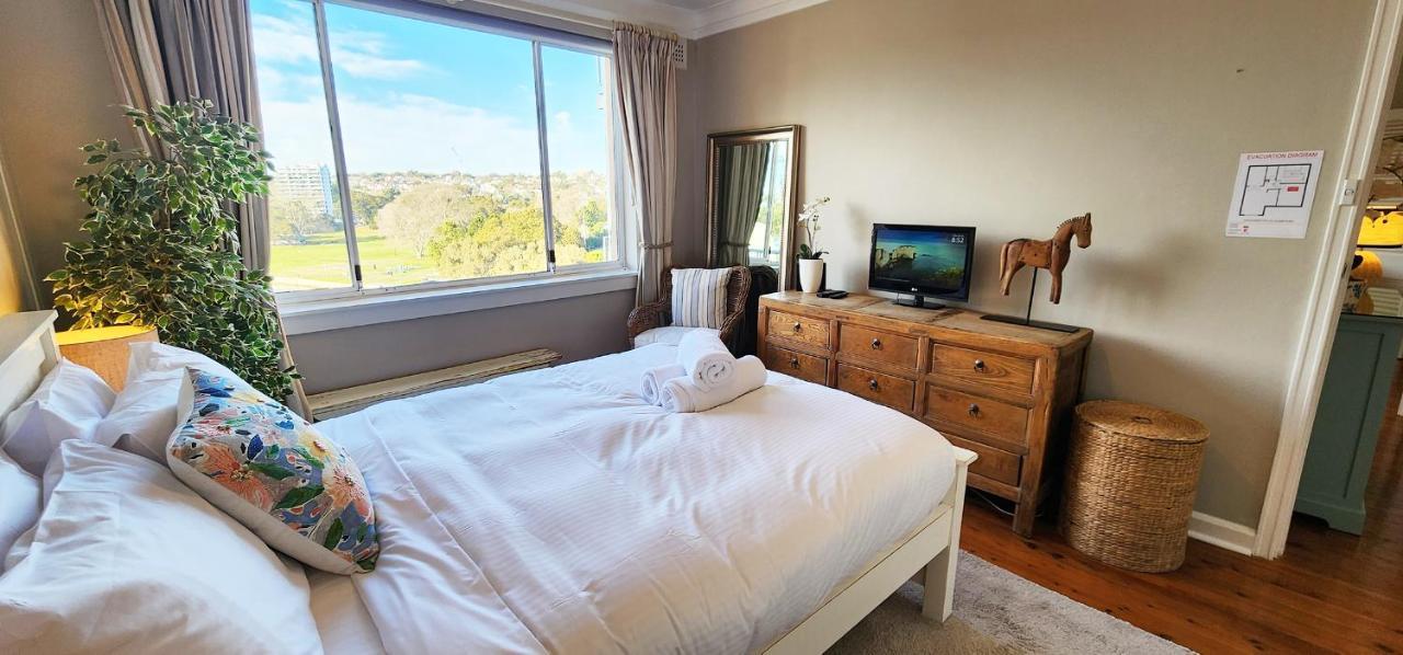 Harbourfront Bliss - 2 Bedrooms, Parking, Balcony Apartment *