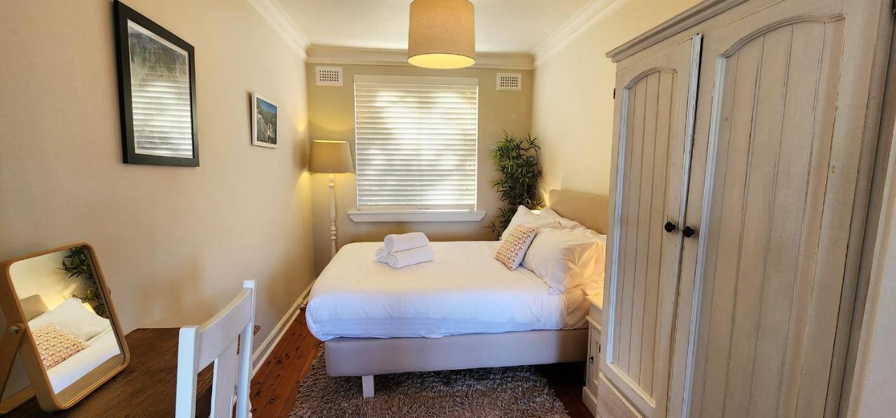 Harbourfront Bliss - 2 Bedrooms, Parking, Balcony Apartment