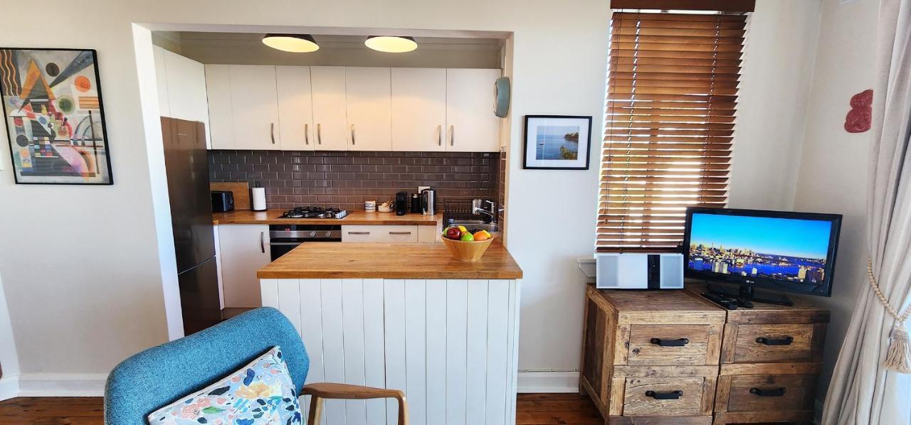 Harbourfront Bliss - 2 Bedrooms, Parking, Balcony Sydney