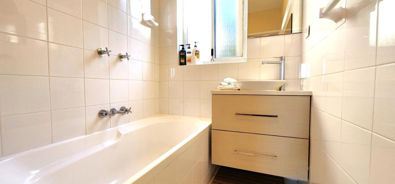 Harbourfront Bliss - 2 Bedrooms, Parking, Balcony